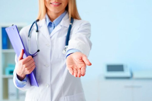 Врач клиники Врач протягивает руку